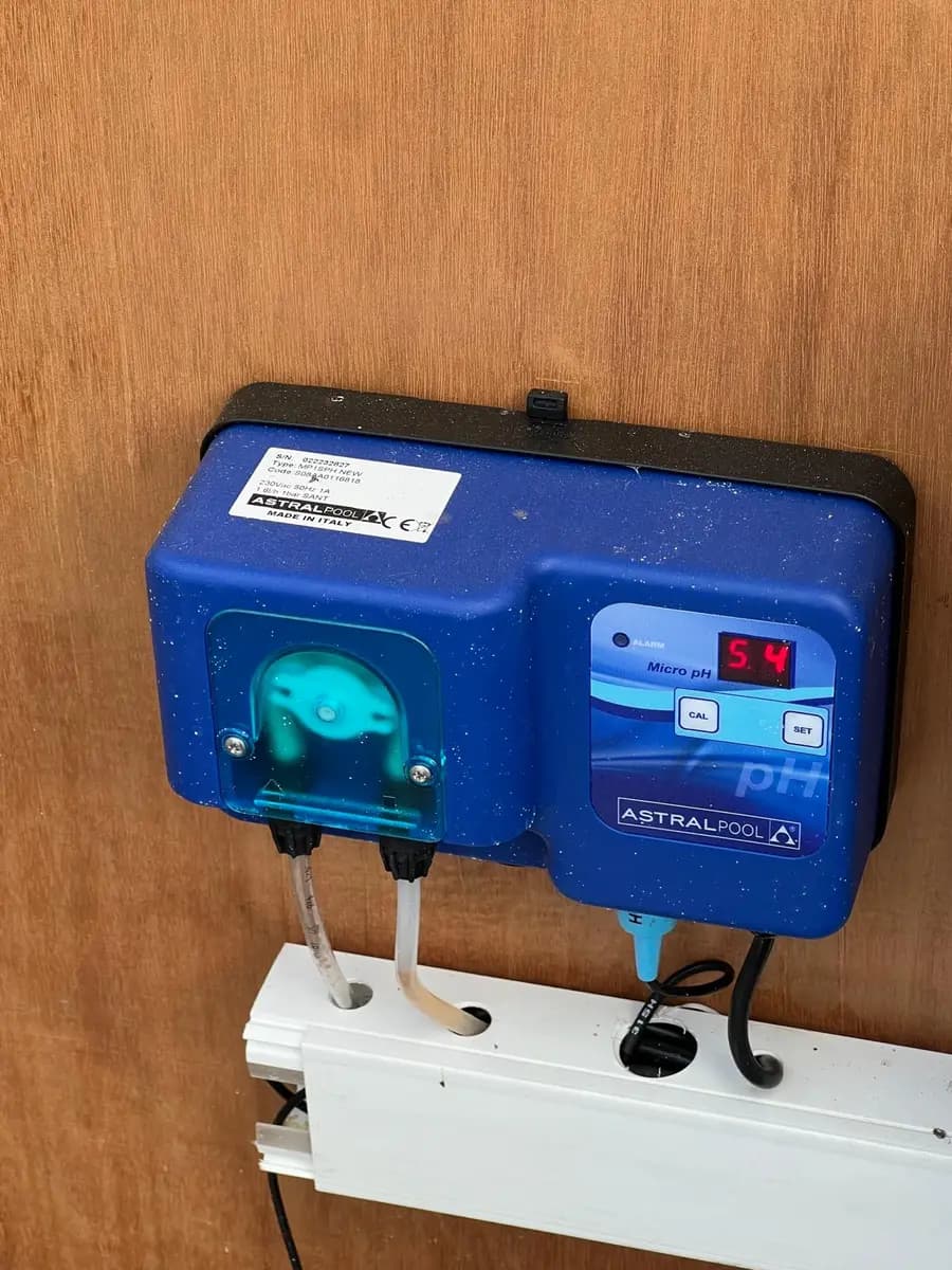 pH-mètre Astralpool Micro pH affichant 5.4 — mesure chimique précise de l'eau de piscine