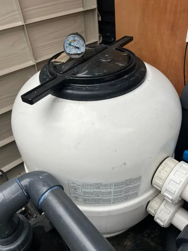 Filtre à sable avec manomètre — vérification de la filtration après un chlore choc