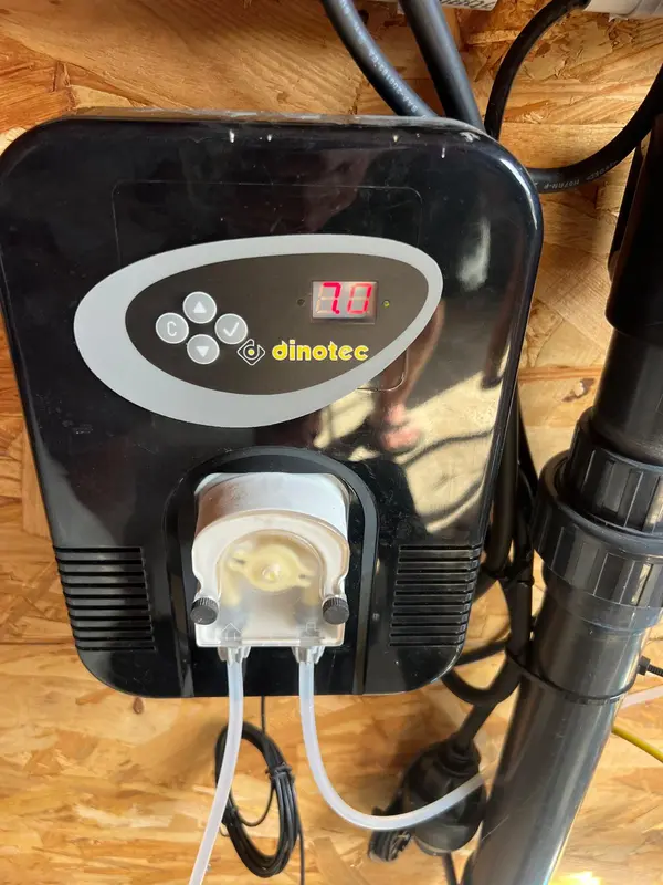 pH-mètre Dinotec affichant 7.0 — régulateur de pH automatique avec pompe doseuse