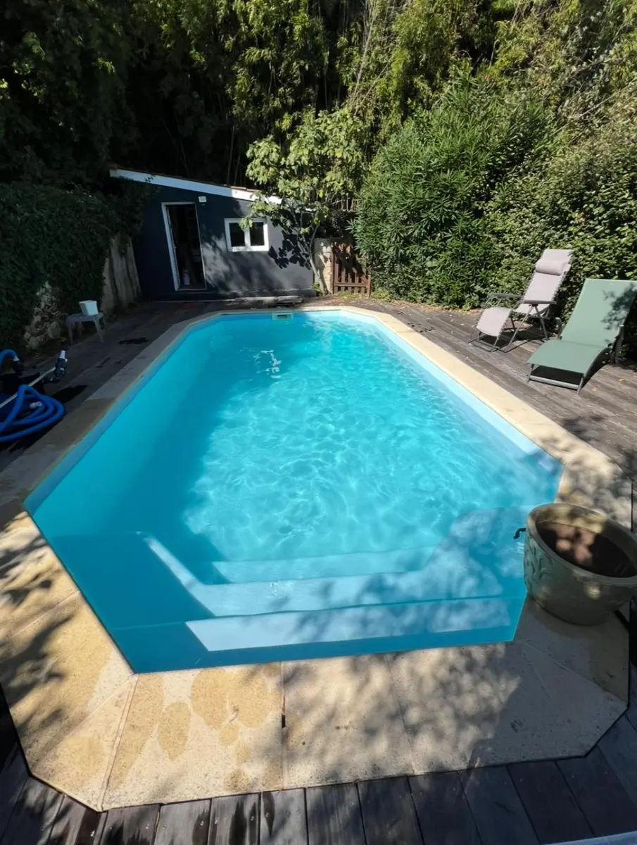 Après traitement : eau claire et bleue, fond de piscine entièrement visible