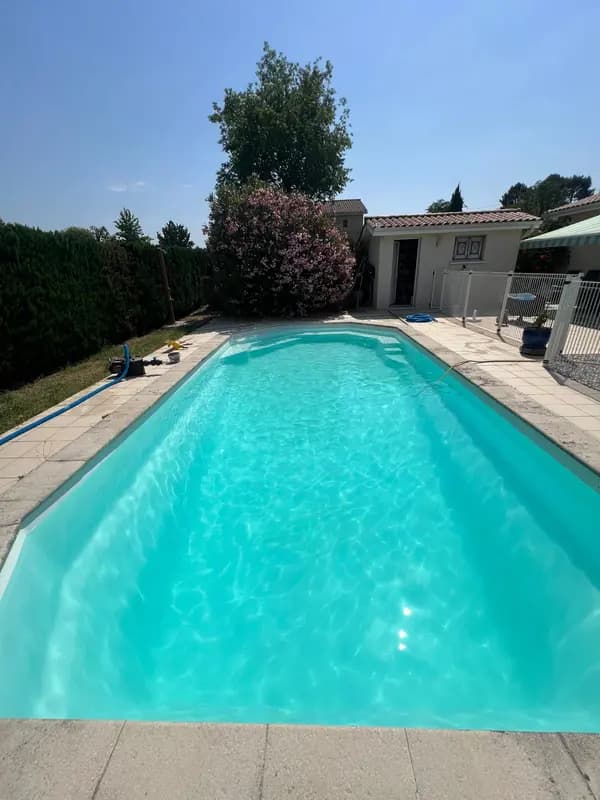 Piscine de résidence secondaire avec eau claire et lauriers roses