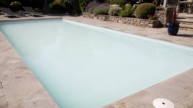 Piscine résidentielle propre et entretenue, eau claire — service de diagnostic PixiPool