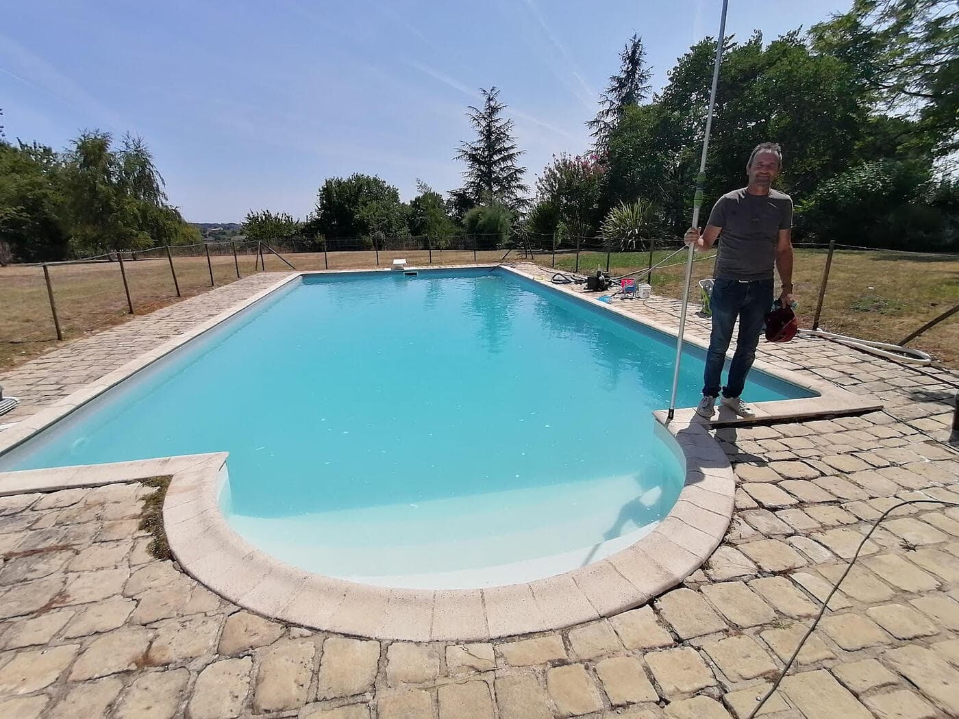 Piscine avec eau claire et bleue — situation normale après entretien par Philippe Victor, LePisciniste33